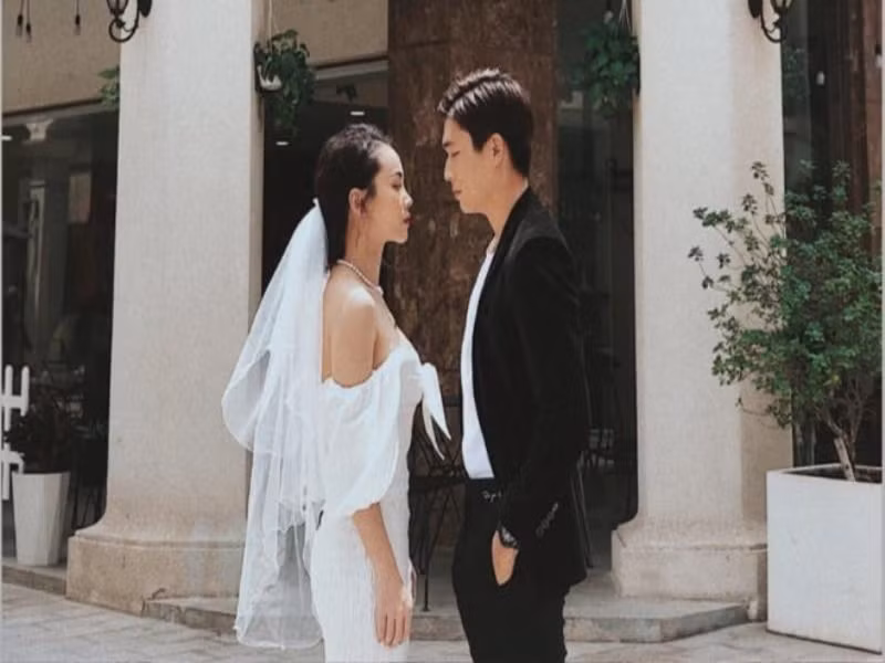 Yến Trang phủ nhận tin đồn lên xe hoa. Cô viết trên trang cá nhân: "Chuẩn bị vlog chia sẻ 1001 tips đồ cưới và cách chụp hình cô dâu chú rể nhé. Chứ không phải mình cưới đâu ạ". Ảnh: Saostar.