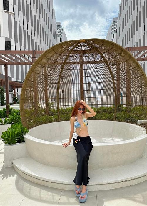 Ở tuổi 39, nữ ca sĩ vẫn trẻ trung, gợi cảm. Ảnh: FBNV.