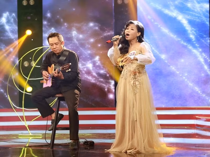 Đến tháng 10/2010, Thái Trân phát hiện mình bị suy thận, suy tim nên phải nghỉ hát. Năm 2020, sau 6 năm vắng bóng trên sân khấu ca nhạc, Thái Trân xuất hiện trở lại trong Ca sĩ bí ẩn mùa 4. Kết thúc phần trình diễn, cô nghẹn ngào chia sẻ: “Tôi thật sự rất nhớ sân khấu, nhớ nghề ca hát”. Ảnh: Sức Khỏe và Cuộc Sống.