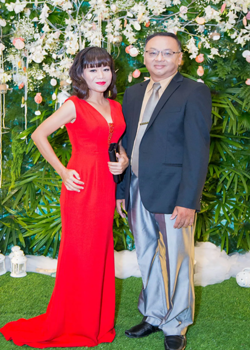 Vợ chồng Thái Trân tham gia một sự kiện. Theo Tiền Phong, Thái Trân còn được con trai riêng của chồng yêu thương và chăm sóc. Ảnh: Nhịp Sống Việt.