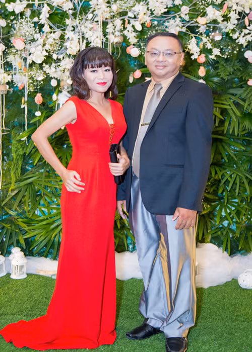 Vợ chồng Thái Trân tham gia một sự kiện. Theo Tiền Phong, Thái Trân còn được con trai riêng của chồng yêu thương và chăm sóc. Ảnh: Nhịp Sống Việt.