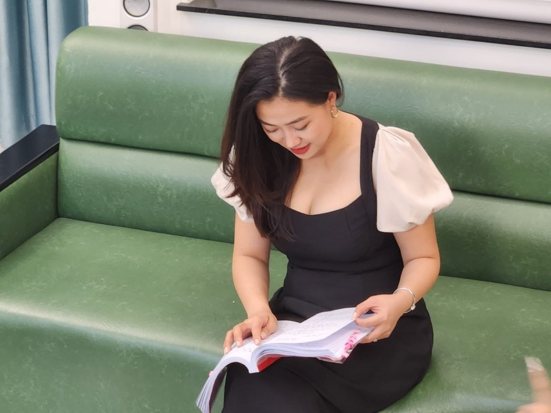 Vợ Lê Huỳnh sở hữu gương mặt khả ái cùng body quyến rũ.