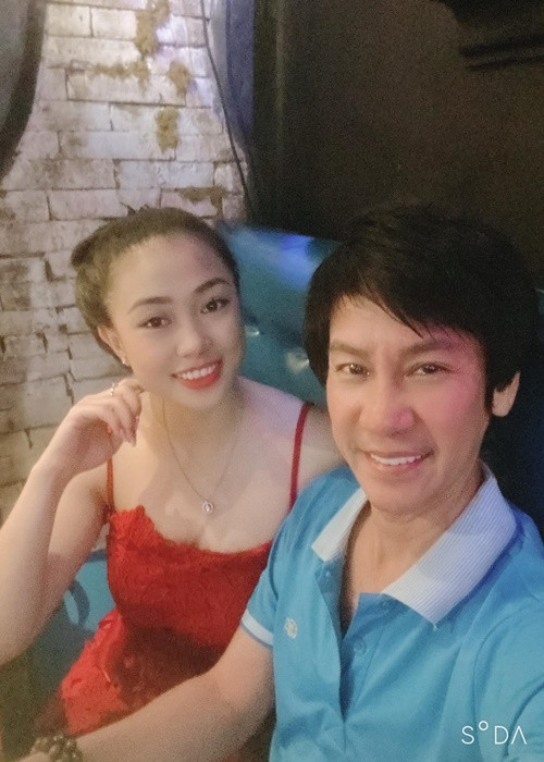 Khi Lê Huỳnh đi đóng phim, Mỹ Linh đòi đi theo để lên phim trường chăm sóc chồng.