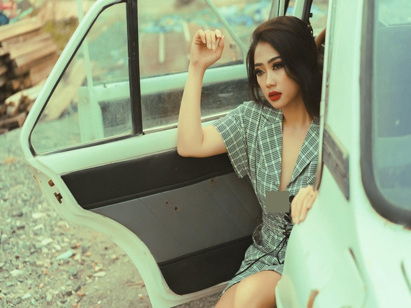 Nữ diễn viên được chồng chiều chuộng. Sáng Lê Huỳnh chở vợ đi ăn sáng, đi chợ. Nam diễn viên còn thường xuyên đưa đón vợ đi diễn, san sẻ công việc nhà với vợ và luôn chủ động làm lành khi cô giận.