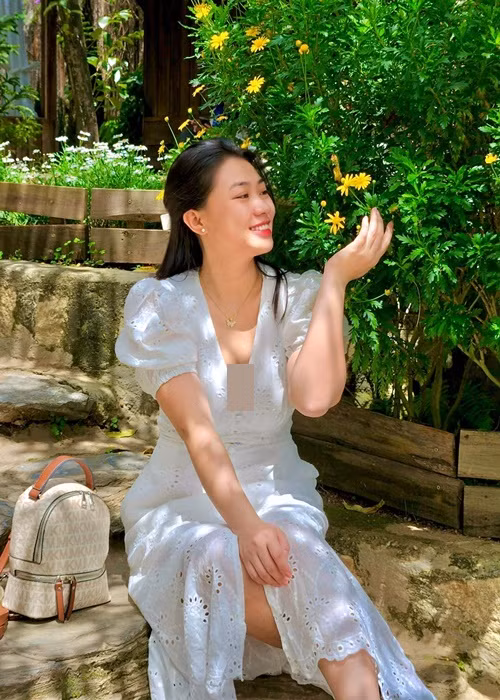 Nữ diễn viên gốc Trà Vinh chuộng trang phục khoe vòng một.