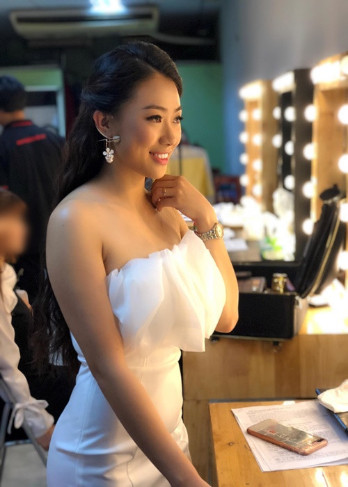 Vợ chồng Lê Huỳnh gặp gỡ lần đầu tiên khi dự một buổi sinh nhật. Lê Huỳnh ấn tượng với Mỹ Linh bởi sự tự tin và nhan sắc xinh đẹp.