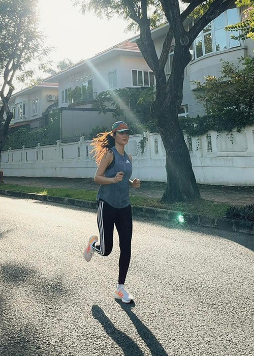 "Sáng nay, My vẫn chạy bộ bình thường nha mọi người ơi. Chưa có tin vui gì đâu. Vẫn chạy như ngựa", Diễm My viết trên trang cá nhân.