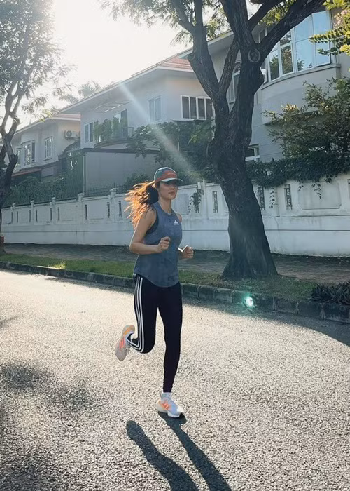 "Sáng nay, My vẫn chạy bộ bình thường nha mọi người ơi. Chưa có tin vui gì đâu. Vẫn chạy như ngựa", Diễm My viết trên trang cá nhân.