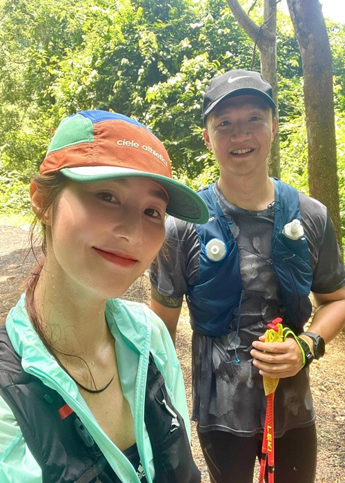 Cặp đôi cùng đi du lịch, chạy bộ, tham gia các sự kiện.