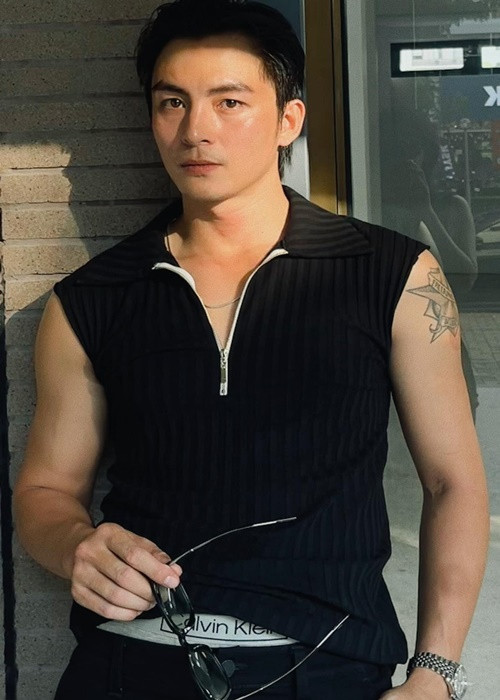 Lãnh Thanh không được đào tạo diễn xuất bài bản. Trong cuộc phỏng vấn với Dân Việt, nam diễn viên cho biết, anh tốt nghiệp ngành IT. Sau khi ra trường, anh được bạn đang học sân khấu năm thứ 3 rủ làm diễn viên. Ban đầu, Lãnh Thanh chủ yếu đóng vai quần chúng sau đó dần được đẩy lên vai diễn lớn hơn. Ảnh: FBNV.