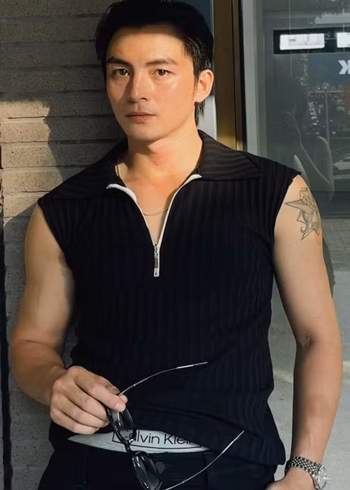 Lãnh Thanh không được đào tạo diễn xuất bài bản. Trong cuộc phỏng vấn với Dân Việt, nam diễn viên cho biết, anh tốt nghiệp ngành IT. Sau khi ra trường, anh được bạn đang học sân khấu năm thứ 3 rủ làm diễn viên. Ban đầu, Lãnh Thanh chủ yếu đóng vai quần chúng sau đó dần được đẩy lên vai diễn lớn hơn. Ảnh: FBNV.