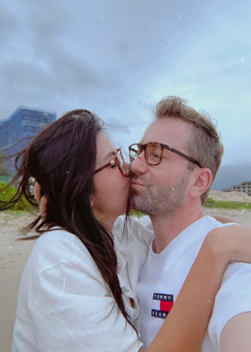 Vì khó có con, Minh Tú đề nghị chia tay bạn trai. Tuy nhiên, Chris không buông tay, nói sẽ xin con nuôi nếu không có con.