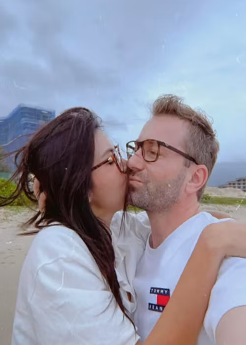 Vì khó có con, Minh Tú đề nghị chia tay bạn trai. Tuy nhiên, Chris không buông tay, nói sẽ xin con nuôi nếu không có con.