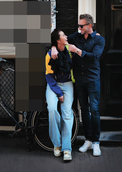 Năm 2021, bạn trai Minh Tú lộ diện. Chris sinh năm 1981, hơn Minh Tú 10 tuổi.