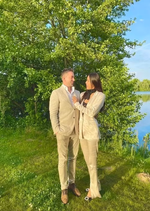 Minh Tú từng khoe được bạn trai chiều chuộng. Cô cho biết, trước khi sang Australia trình diễn cho show thời trang của NTK Đỗ Mạnh Cường, bạn trai chủ động để 1000 USD vào túi để cô thoải mái mua sắm.