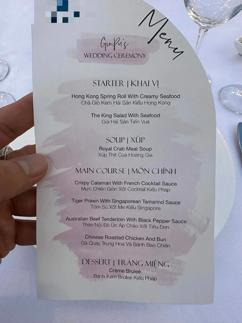 Thực đơn đám cưới gồm các món như: Tôm sú, mực chiên giòn, gà quay Trung Hoa, thăn bò áp chảo. Ảnh: Dân Trí.