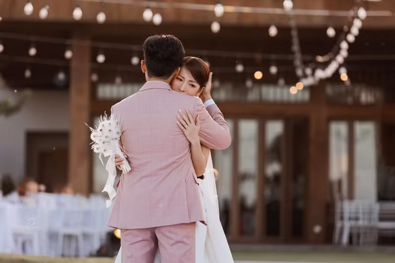 Gin Tuấn Kiệt ôm chầm lấy Puka. Ảnh: FBNV.