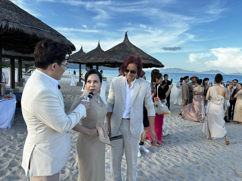 Vợ chồng Việt Hương cũng có mặt trong đám cưới. Ảnh: Dân Trí.