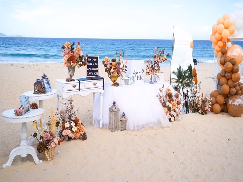 Puka bat khoc trong dam cuoi voi chong kem tuoi