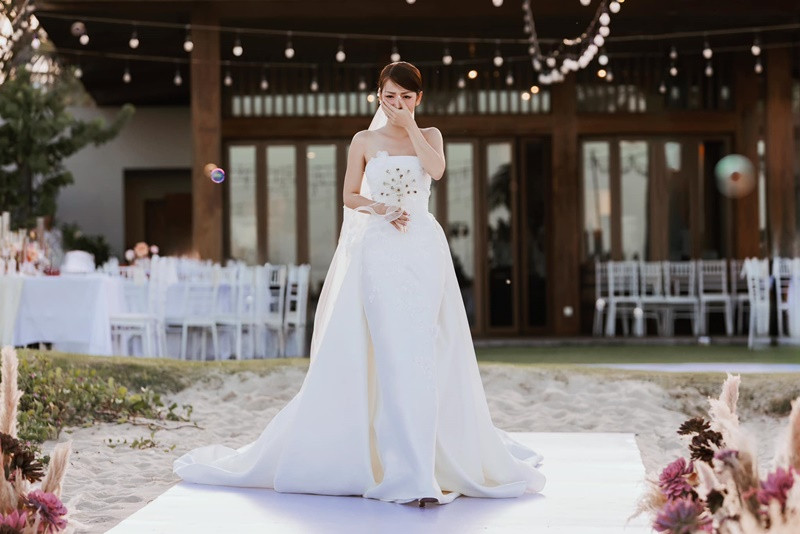 Puka diện váy cưới cúp ngực. Cô dâu đã bật khóc khi tiến vào lễ đường. Ảnh: FBNV.