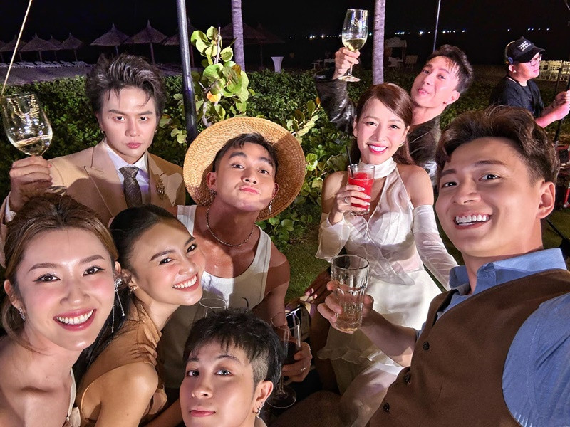 Trong bữa tiệc tối, Puka diện váy trắng đơn giản. Ảnh: FBNV.