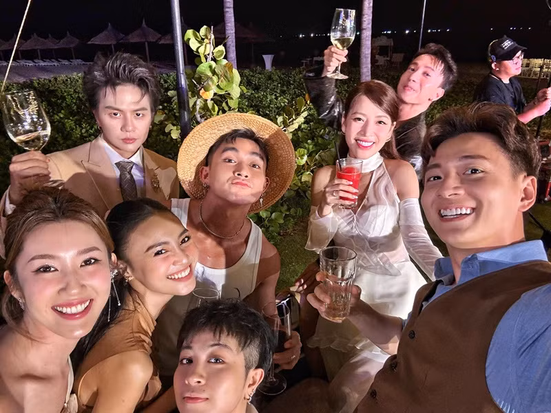 Trong bữa tiệc tối, Puka diện váy trắng đơn giản. Ảnh: FBNV.