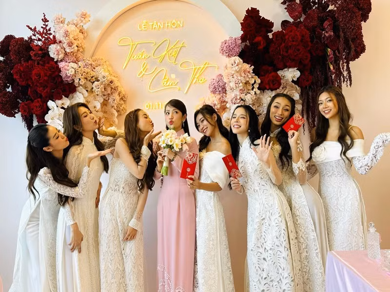 Ngoài Thúy Ngân, dàn phù dâu còn gồm Hoa hậu Khánh Vân, ca sĩ Lyly. Ảnh: FB Thúy Ngân.