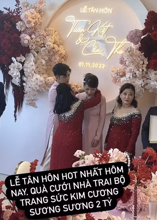 Theo Saostar, người anh thân thiết có mặt trong lễ hỏi cho biết, quà cưới của nhà trai là trang sức kim cương 2 tỷ. Ảnh: Saostar.