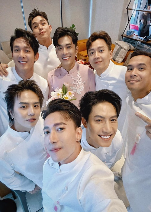 Dàn phù rể gồm nhiều nghệ sĩ như: S.T, Anh Tú, Trương Thế Vinh, Jun Phạm, Duy Khánh, Ngô Kiến Huy, Song Luân. Ảnh: FB Jun Phạm.