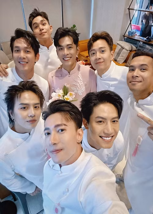 Dàn phù rể gồm nhiều nghệ sĩ như: S.T, Anh Tú, Trương Thế Vinh, Jun Phạm, Duy Khánh, Ngô Kiến Huy, Song Luân. Ảnh: FB Jun Phạm.