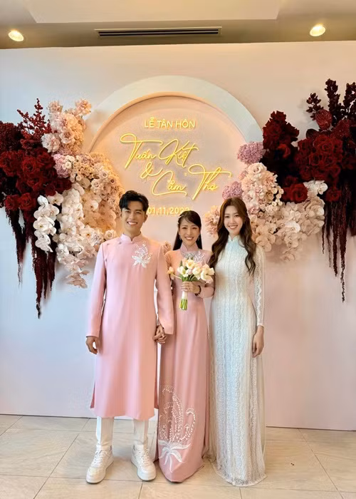 Vợ chồng Puka diện áo dài tông hồng. Ảnh: FB Thúy Ngân.
