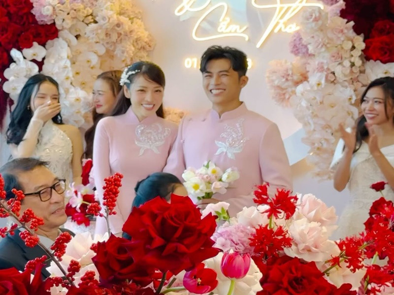 Cô dâu chú rể rạng ngời hạng phúc. Ảnh: FB Thúy Ngân.