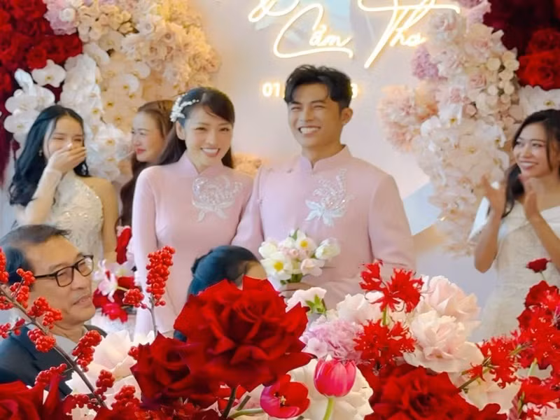 Cô dâu chú rể rạng ngời hạng phúc. Ảnh: FB Thúy Ngân.