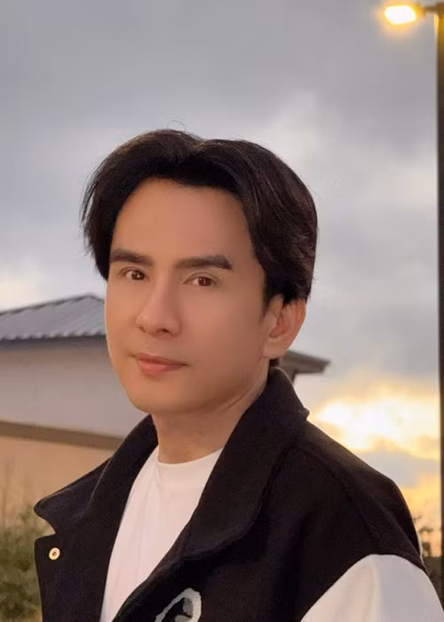 Mới đây, thông tin ca sĩ Đan Trường gặp tai nạn xe hơi ở Mỹ nhận được sự quan tâm của khán giả. Trên trang cá nhân, anh Bo cho biết, khi anh đang lái xe trên đường cao tốc nơi đồng quê, một con nai to bất ngờ phóng ra trước đầu xe khiến anh trở tay không kịp.