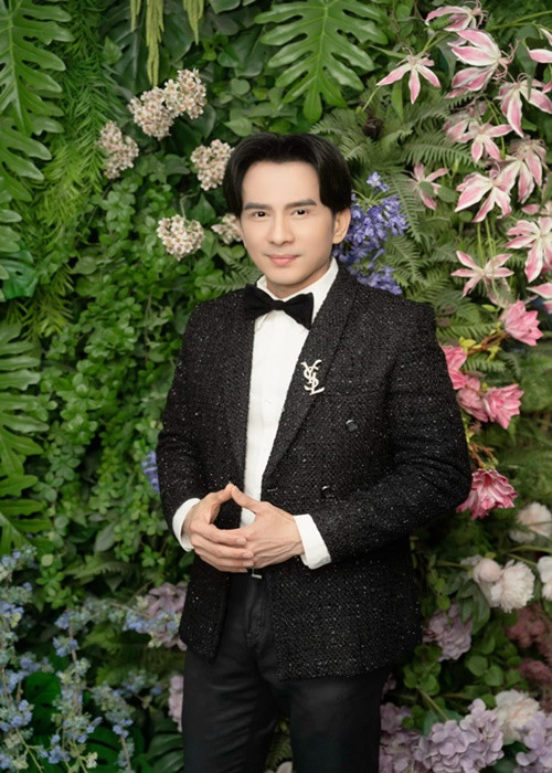 Nam ca sĩ không ngủ được cả đêm. “Mình cứ nhớ khoảnh khắc con nai phóng ra y như phim, cũng may là nhờ ơn trời, chiếc xe của mình không bị bay lên mấy vòng. Nhiều người hay nói là ai bị xui gì cũng là có lý do của nó, nhưng mà cho dù mình cẩn thận và tính trước cỡ nào thì cái xui nó cũng ập đến mình. Giờ mình chỉ hơi bị nhói ở ngực chút thôi chứ mọi thứ ổn hết, cả nhà yên tâm nhé”, Đan Trường chia sẻ.