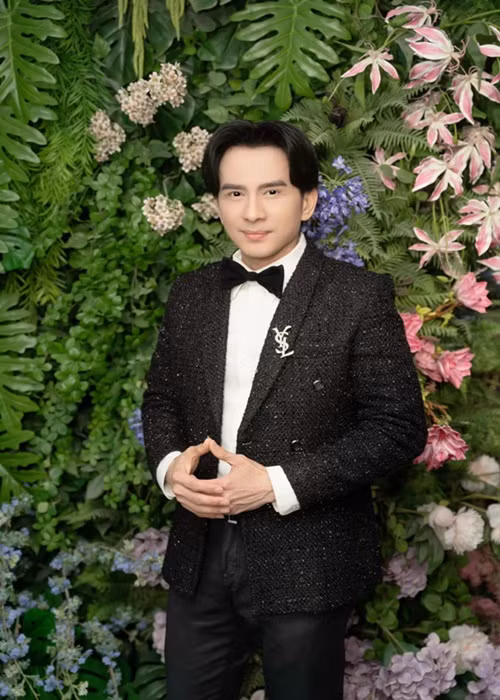 Nam ca sĩ không ngủ được cả đêm. “Mình cứ nhớ khoảnh khắc con nai phóng ra y như phim, cũng may là nhờ ơn trời, chiếc xe của mình không bị bay lên mấy vòng. Nhiều người hay nói là ai bị xui gì cũng là có lý do của nó, nhưng mà cho dù mình cẩn thận và tính trước cỡ nào thì cái xui nó cũng ập đến mình. Giờ mình chỉ hơi bị nhói ở ngực chút thôi chứ mọi thứ ổn hết, cả nhà yên tâm nhé”, Đan Trường chia sẻ.