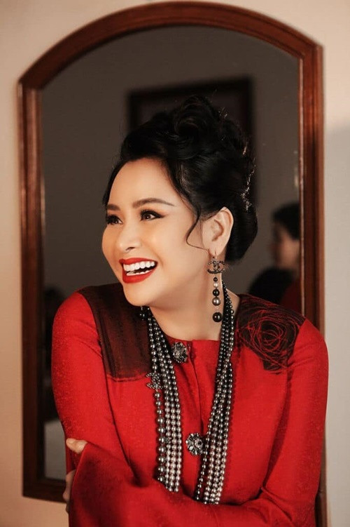 Hồi năm 2018, trong đợt xét tặng lần thứ 9, nữ ca sĩ trượt danh hiệu NSND do không đủ số phiếu bầu của Hội đồng cấp Bộ và bị thiếu huy chương ở các kỳ liên hoan nghệ thuật chuyên nghiệp. Ảnh: FBNV.