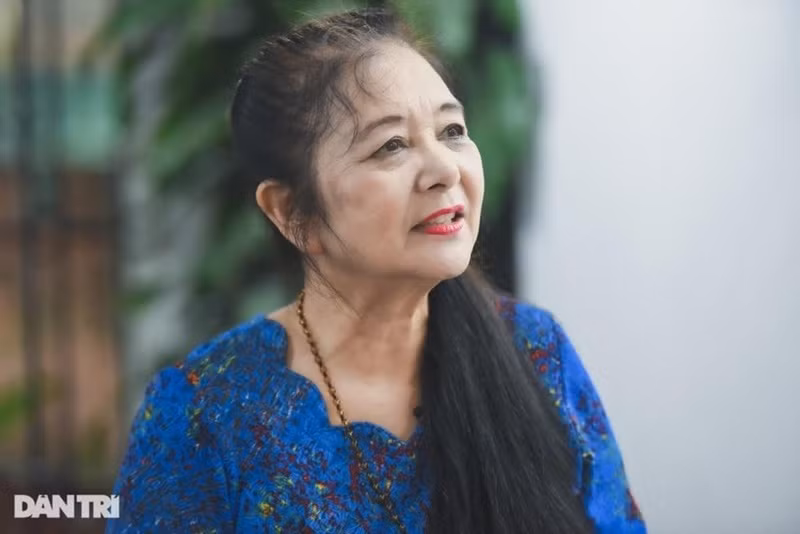 Trong cuộc phỏng vấn với Dân Việt, nghệ sĩ Thanh Loan cho biết, bà được phong tặng danh hiệu nghệ sĩ Ưu tú từ năm 1993. Sau đó, bà không làm hồ sơ vì xét thấy bản thân mình không đủ tiêu chí về huy chương, giải thưởng. Theo Công Lý, trong đợt xét lần thứ 10, khi Nhà nước ban hành Nghị định bổ sung, ưu tiên các nghệ sĩ cao tuổi có cống hiến, bạn bè động viên bà nộp hồ sơ. Ảnh: Dân Trí.