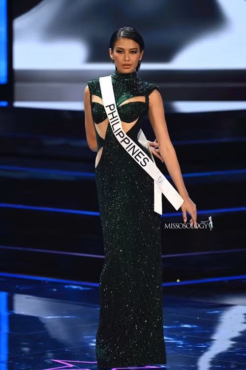 Đại diện Philippines Michelle Dee được Missosology dự đoán giành hiệu á hậu 2 Miss Universe 2023. Theo chuyên trang sắc đẹp, ban đầu, thí sinh này có vẻ mờ nhạt. Tuy nhiên, trong bán kết, cô tỏa sáng nhờ vẻ đẹp sang trọng và sự tinh tế.