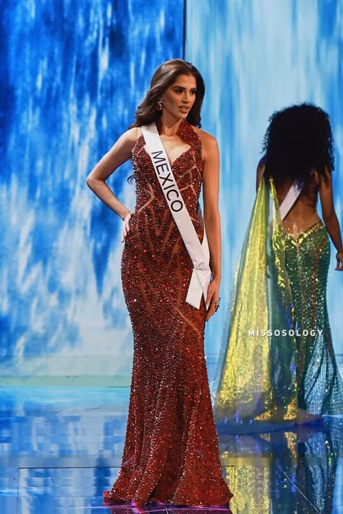 Đại diện Mexico Melissa Flores vẫn là một ứng cử viên nặng ký cho vương miện Miss Universe 2023 nhưng cô đã bị lu mờ bởi những thí sinh khác đã tỏa sáng ở bán kết. Melissa Flores từng là Hoa hậu Lửa ở Miss Earth 2018 - Hoa hậu Trái đất 2018.