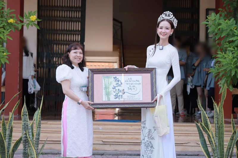 Theo Bảo Ngọc, sau khi đăng quang, ban tổ chức Miss Intercontinental đã mời cô sang Tây Ban Nha sống và làm việc cùng ê-kíp. Người đẹp đã đắn đo rất nhiều vì cô đoạt vương miện Á hậu Miss World Vietnam 2022 được hai tháng. Bảo Ngọc nghĩ bản thân cần phải ở lại quê hương để trau dồi và xây dựng một nền tảng vững chắc cho mình.