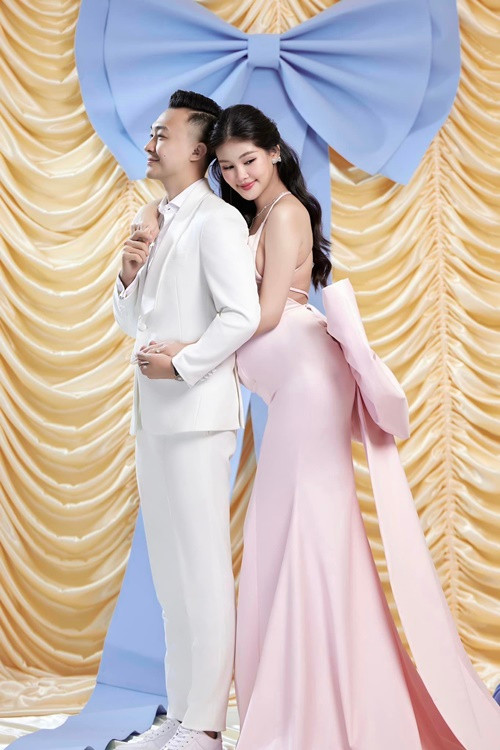 Tháng 11/2022, Ngân Anh kết hôn với MC Phan Tô Ny. Hiện tại, vợ chồng người đẹp háo hức chờ đợi con trai đầu lòng chào đời.