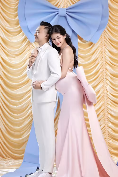 Tháng 11/2022, Ngân Anh kết hôn với MC Phan Tô Ny. Hiện tại, vợ chồng người đẹp háo hức chờ đợi con trai đầu lòng chào đời.
