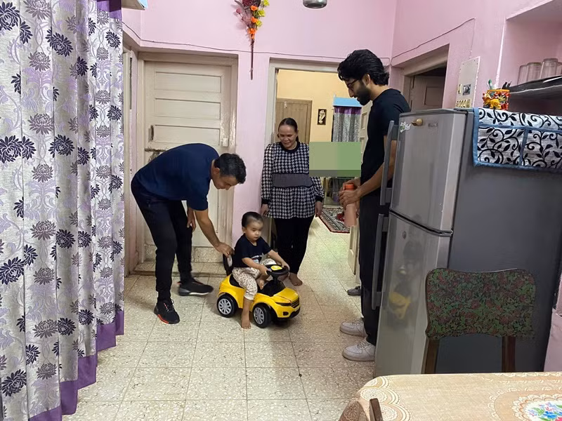 Bé Moon - con gái của Võ Hạ Trâm và doanh nhân Vikas Chaudhary vui đùa cùng gia đình bên nội.