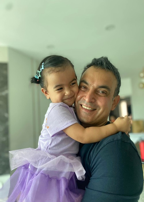 Chồng Võ Hạ Trâm rất cưng chiều con gái khiến đôi lúc nữ ca sĩ cảm thấy ghen tỵ.