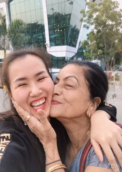 Mẹ chồng Võ Hạ Trâm vô cùng cưng chiều con dâu. Mỗi khi gọi điện về Việt Nam, mẹ chồng đều hỏi thăm Võ Hạ Trâm thế nào, dặn dò con trai phải chăm sóc vợ thật tốt. Ngày vợ chồng Võ Hạ Trâm phải rời Ấn Độ trở về Việt Nam năm 2019, mẹ chồng của nữ ca sĩ khóc vì nhớ con dâu. Võ Hạ Trâm còn kể được mẹ chồng chuẩn bị cho nước nóng để tắm.