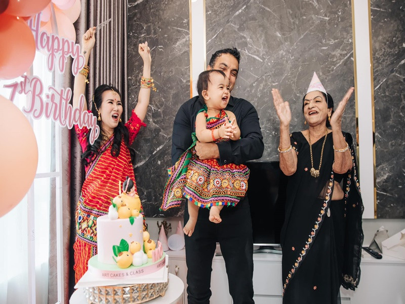 Năm 2022, mẹ chồng Võ Hạ Trâm sang Việt Nam dịp bé Moon đón sinh nhật.