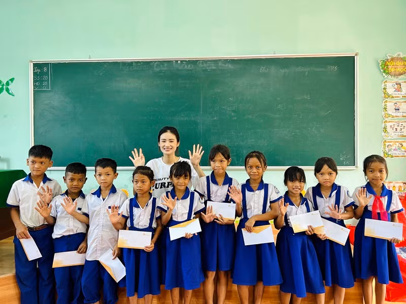 Ý Nhi bày tỏ, sau khi đăng quang, điều mà cô cảm thấy vô cùng hạnh phúc là đã thực hiện được các nguyện vọng của mình, các lời hứa trước đây. Đó chính là quyên góp toàn bộ số tiền thưởng của cuộc thi Miss World Vietnam cho các hoạt động thiện nguyện, cũng như góp phần vào các quỹ khuyến học của ba báo Tiền Phong, Thanh Niên, Tuổi Trẻ. Ý Nhi cũng đã quyên tặng mái tóc của mình cho Tổ chức Mạng lưới ung thư vú Việt Nam - BCNV.