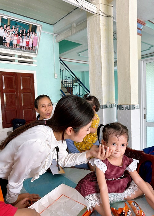 Cụ thể, cô ủng hộ 25 triệu đồng cùng 50 đôi giày, balo, phần quà yếu phẩm cho các em học sinh tại Trường Tiểu học Đak Mang, Hoài Ân, Bình Định; Thăm và ủng hộ Cô nhi viện Phú Hòa, Quảng Ngãi 10 triệu đồng; Thăm gia đình em nhỏ có bố bị bệnh nặng, ủng hộ 5 triệu đồng và dụng cụ học tập.