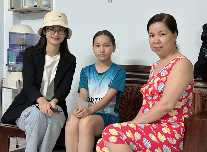 Tại TP HCM, Ý Nhi thăm và ủng hộ 2 gia đình em nhỏ có hoàn cảnh khó khăn tại quận Bình Thạnh (mỗi gia đình 5 triệu đồng và nhu yếu phẩm).